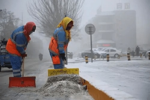 环卫工人坚守岗位,铲冰除雪.