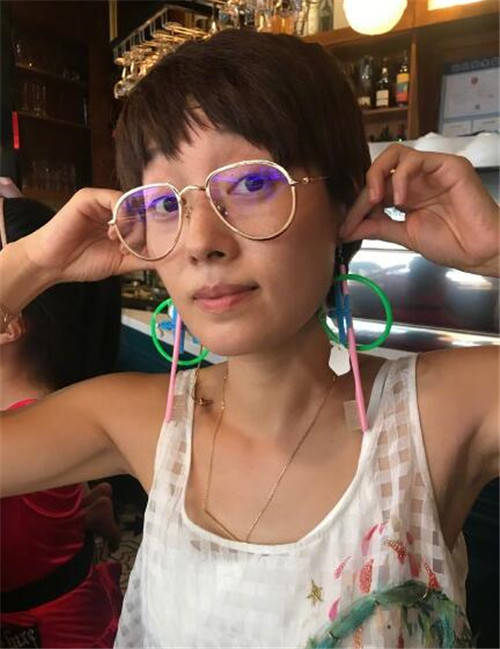 马伊琍活的真性情,晒素颜并不好看,但她大大方方并不遮掩!