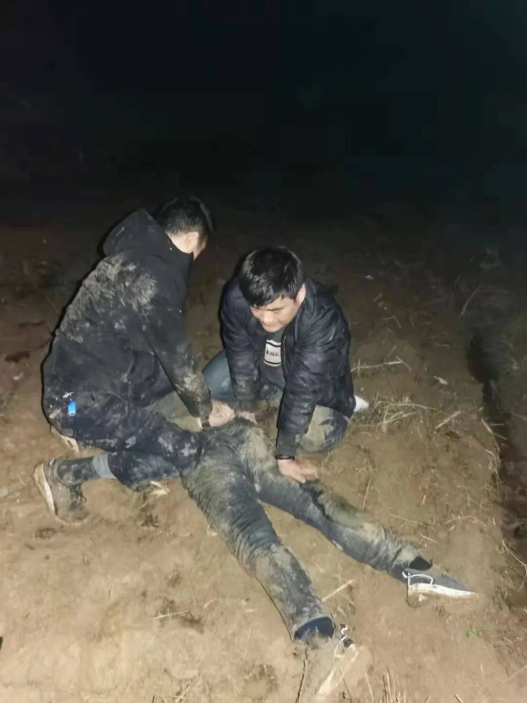确山县民警抓捕犯罪嫌疑人时满身泥泞的样子帅呆了!