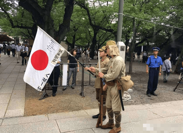 痛恨日本不输中国的国家,将日本国旗投射地上,被游客任意踩踏