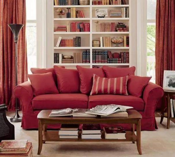 红色的沙发搭配同色系的窗帘打造浓浓的美式风格,也适合在节庆期间