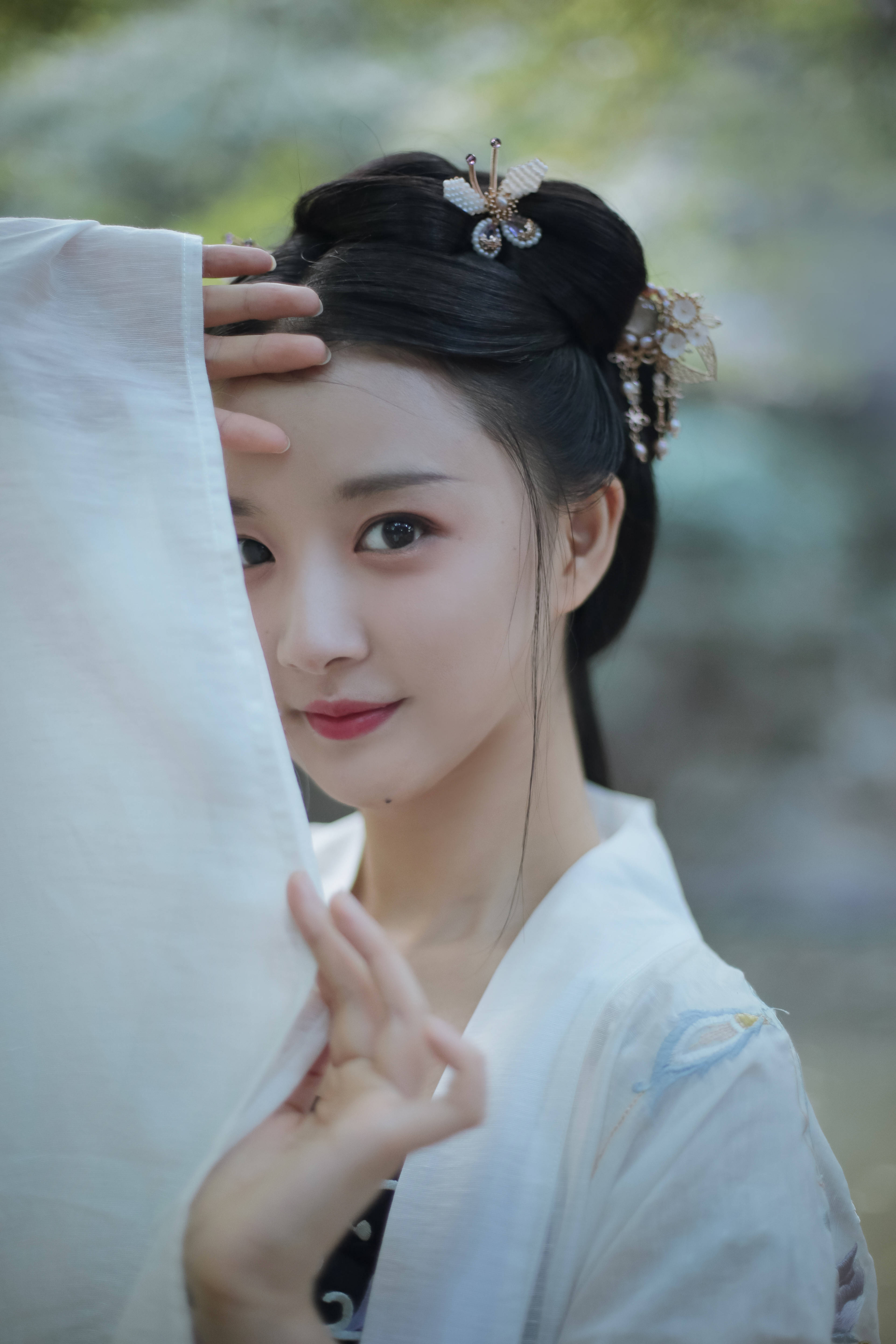 廖银玥最新写真释出 古风温柔尽显雅洁清新