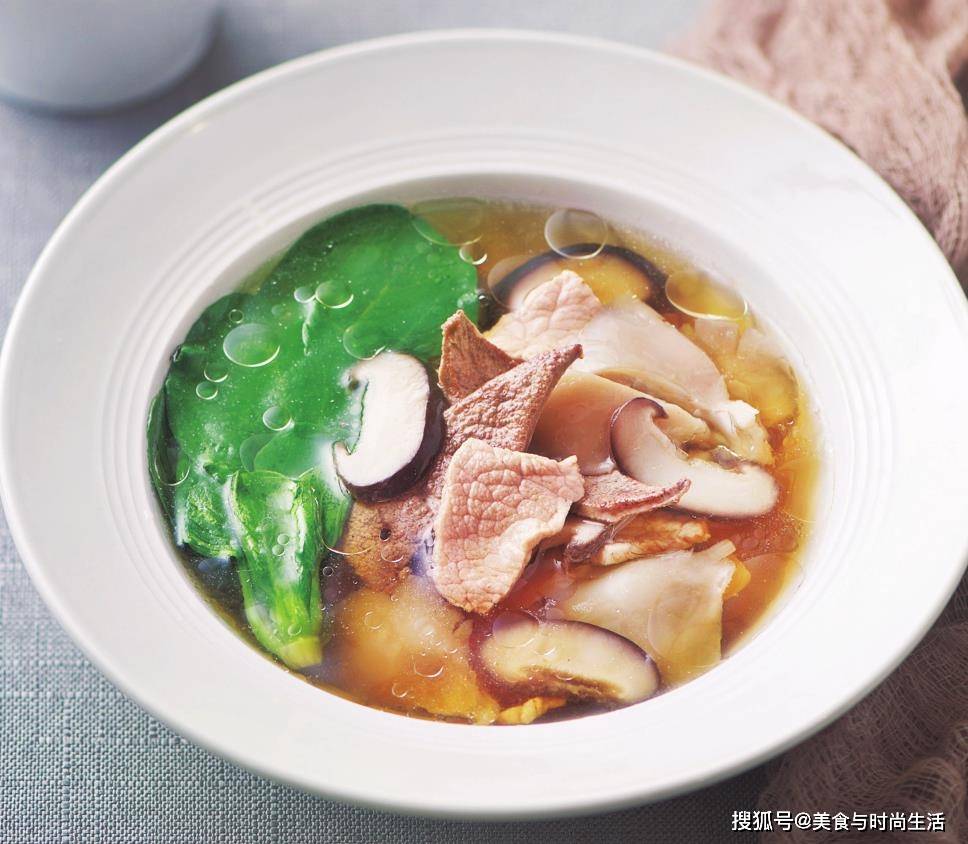 汤名为三鲜,其实可不只有三种鲜味,里面搭配了平菇,鲜香菇,猪肉,猪肝