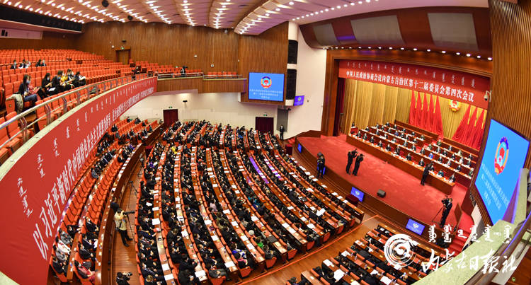 内蒙古自治区政协十二届四次会议胜利闭幕