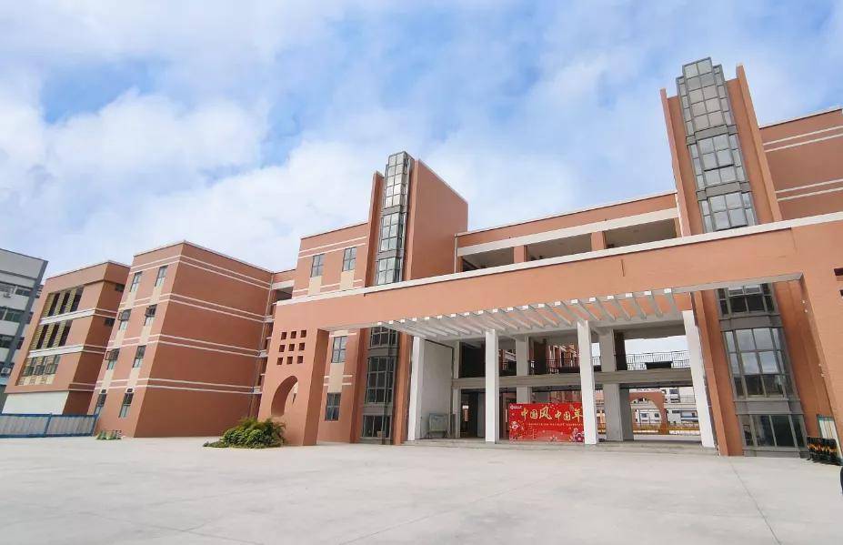 新建成的学校大门