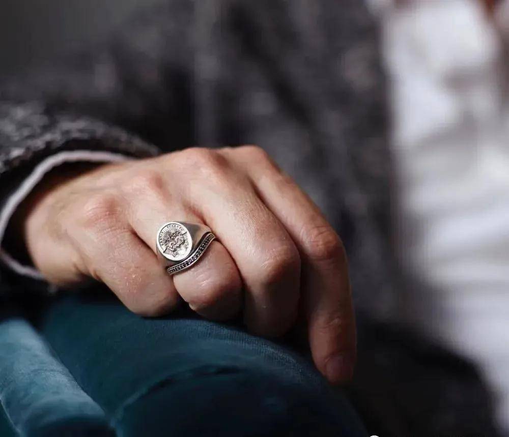 欧洲贵族都喜欢戴的这种戒指来头不小埃及艳后和莎士比亚也常戴