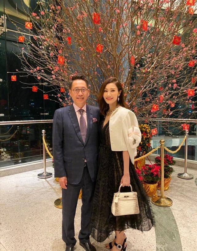 原创弟弟娶李嘉欣坐拥百亿,姐姐一生平凡不为人知,许晋亨姐弟不同命