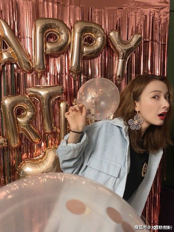 吴昕晒九宫格照片庆祝38岁生日和朋友聚会大显好心情
