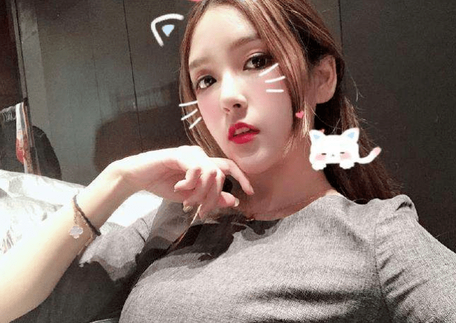 前lpl主持nara穿短裙工作,再小心也逃不过老司机的火眼金睛