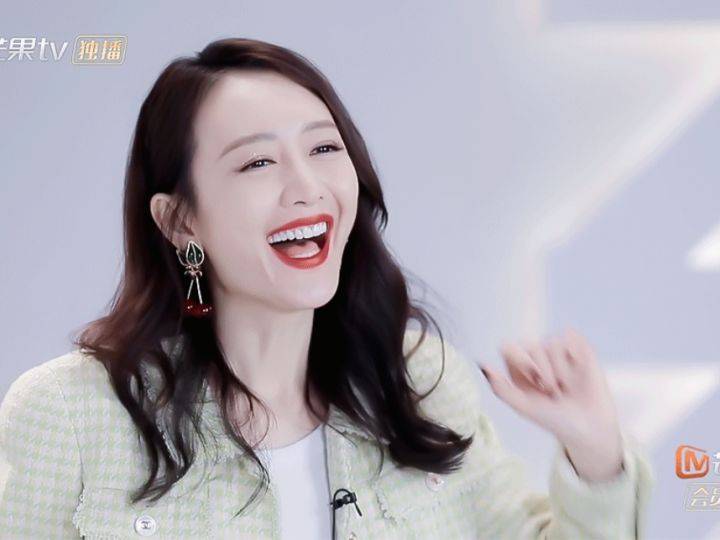 王鸥回归明侦身着一袭红色长裙因一首歌而哭