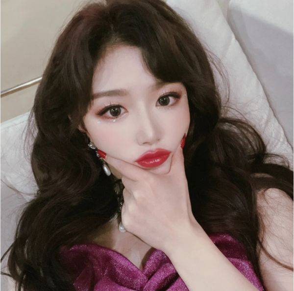 原创孔雪儿自晒美照,却忘了身后镜子,倒映的身材过于真实!