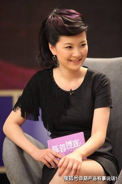 东方卫视当家花旦陈蓉,44岁了还是那样优雅,一家四口其乐融融