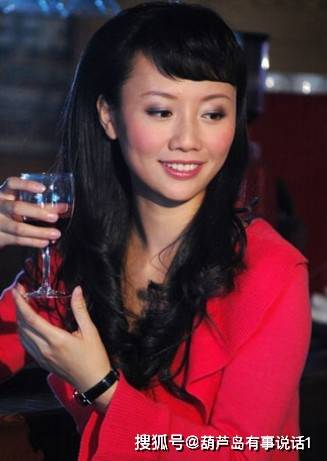 石琼璘,央视"身材最好"的美女主持人,年逾40至今未婚