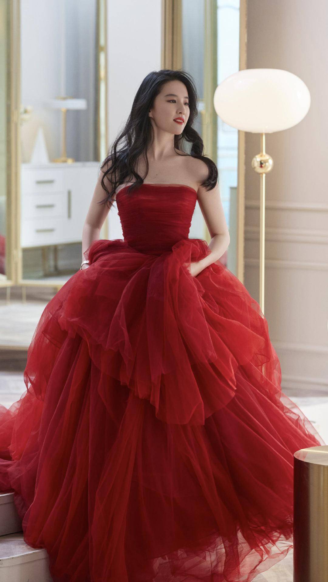 刘亦菲身穿红色抹胸纱裙的造型美得一塌糊涂,抹胸的设计露出她白皙的