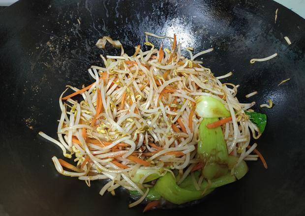 教你做北方人爱吃的炒饼丝,掌握几个技巧,和饭店炒的一样好吃