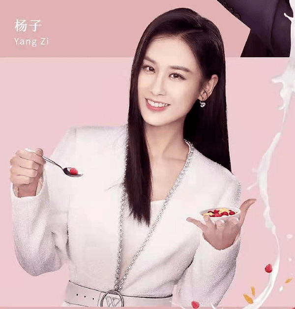 满满身上穿着的白色连衣裙,也是走的性感甜美风腰间,还特地做了半镂空