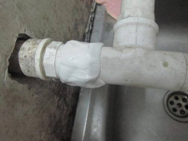 卫生间水管漏水了怎么办师傅用它修补下就好了
