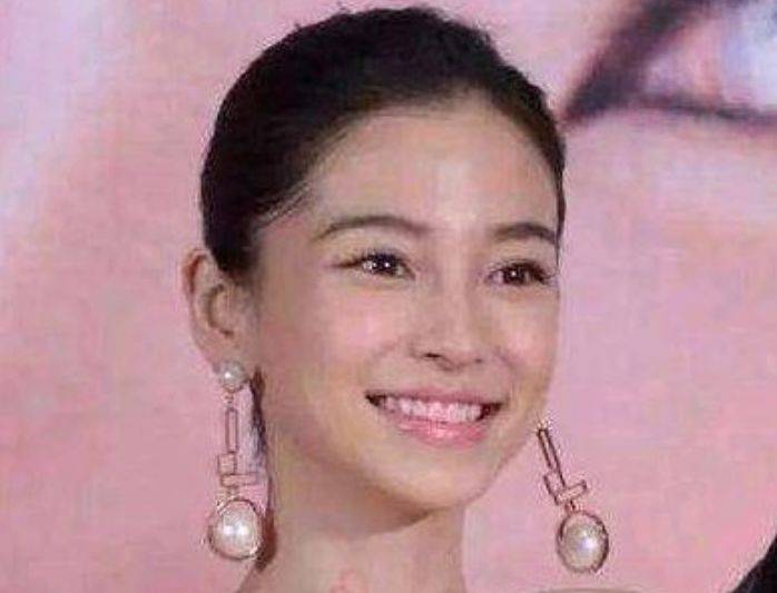 然后表情也是傻乎乎的,非常可爱,呆萌的样子