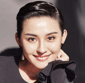 时而是清冽的短发美女,时而是长发飘飘的女神,她的异域风情加上时尚