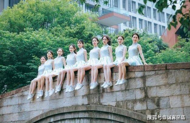 南方职业学院的女生,硬是把毕业照给照成了艺术照.