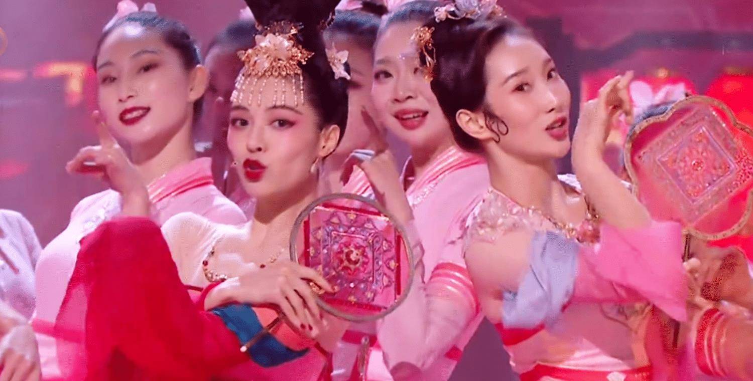 在电影《芳华》中展现舞蹈无限魅力的演员钟楚曦,此次搭档《舞蹈风暴