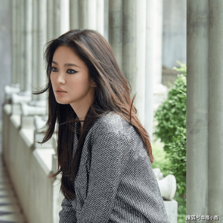 宋慧乔这次转换了一下风格,化成为了性感小野猫,烟熏妆真的很酷.