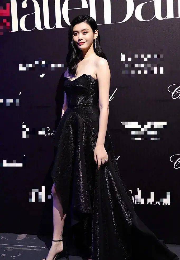 而何超欣的穿搭也是不容小觑,一条深v的薄纱礼服裙复古时髦,显得她的