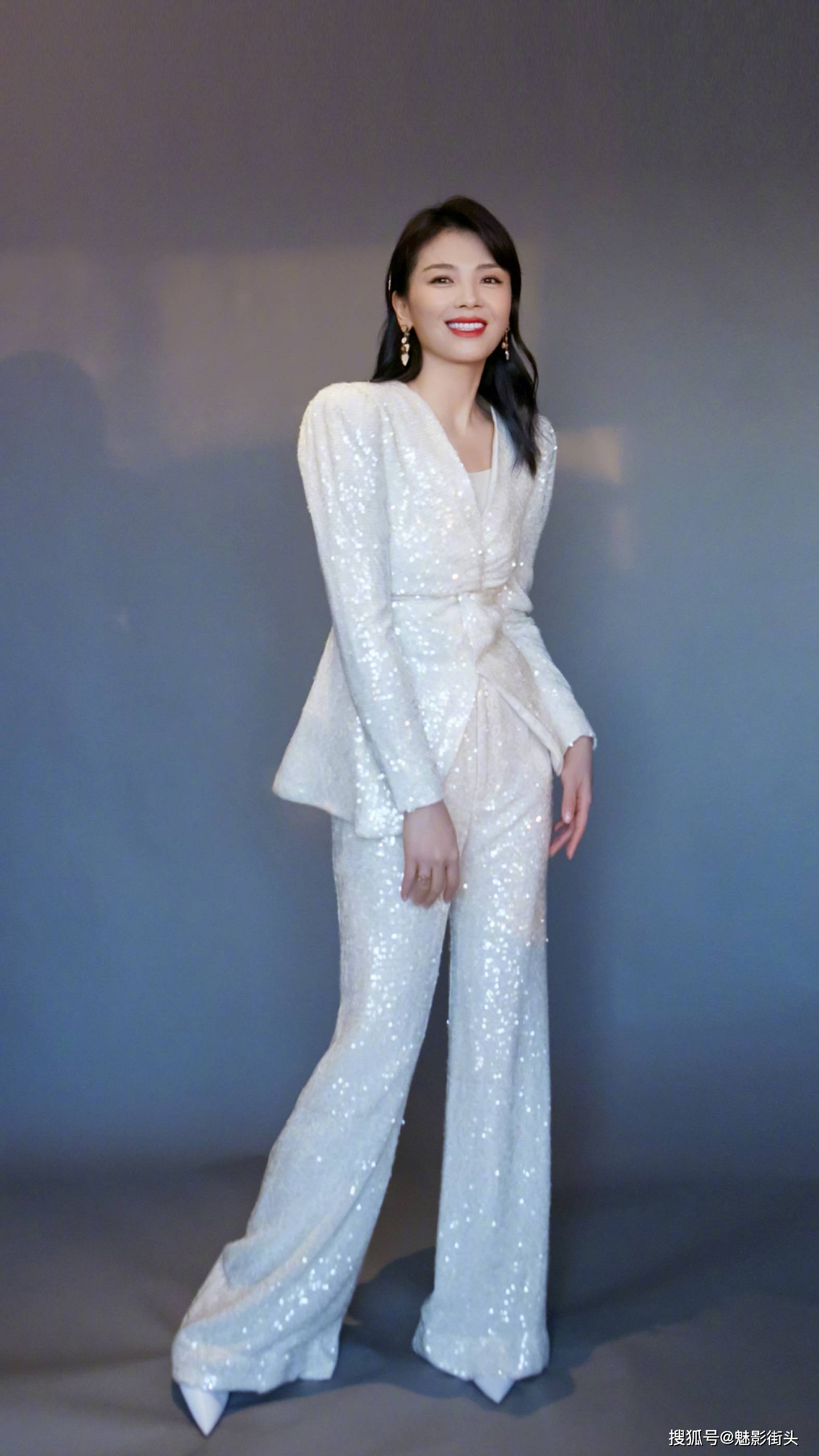 原创冻龄女神刘涛,一身白色亮片西服套装优雅又知性,美得惊艳