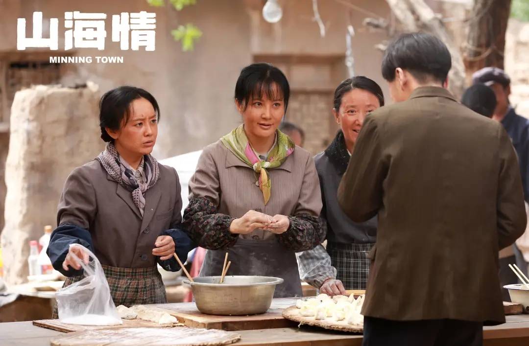 一举一动和西北农村妇女无两样.