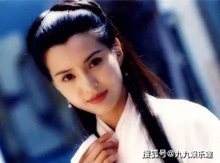 五官线条感强,眉毛细腻骨骼感也强,很有武林美女的感觉陈妍希不是胖