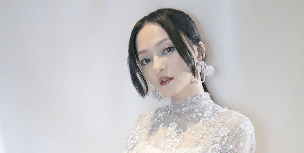 李佳琦成功追星!央视网络春晚与张韶涵合唱《淋雨一直走》!