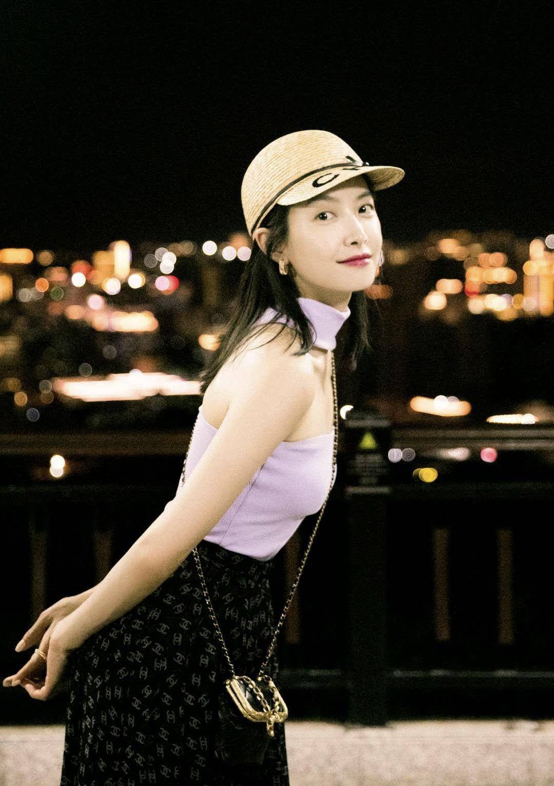 宋茜香芋紫抹胸上衣搭配长裙,光影下的夜色女郎,尽展!