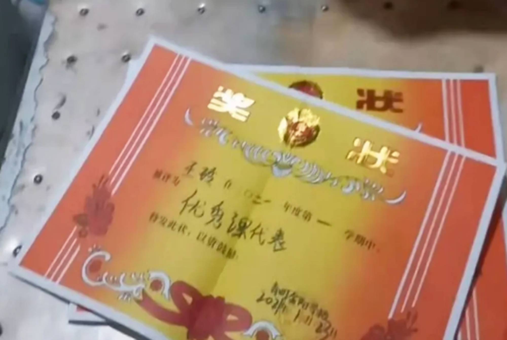 原创父亲询问期末成绩,女儿发牌式甩奖状,家长:又一个别人家的孩子