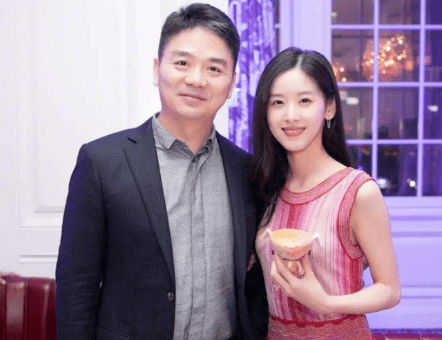 合影中,一群女人站在一起对着镜头甜蜜微笑,比起娱乐圈中浓妆艳抹的女