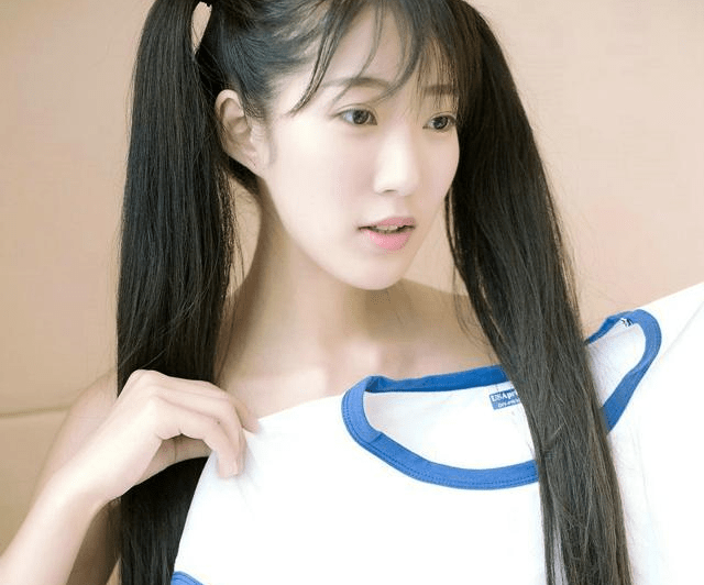 搞笑笑话:在公交车上,看见一超短裙美女._老公