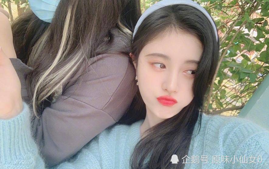 而杨幂则是披着一头乌黑的长发,反而给人有一种厚重的感觉.