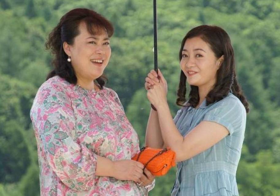 50岁李菁菁肤白显年轻,曾被曝诈骗千万,现任老公比其小20岁