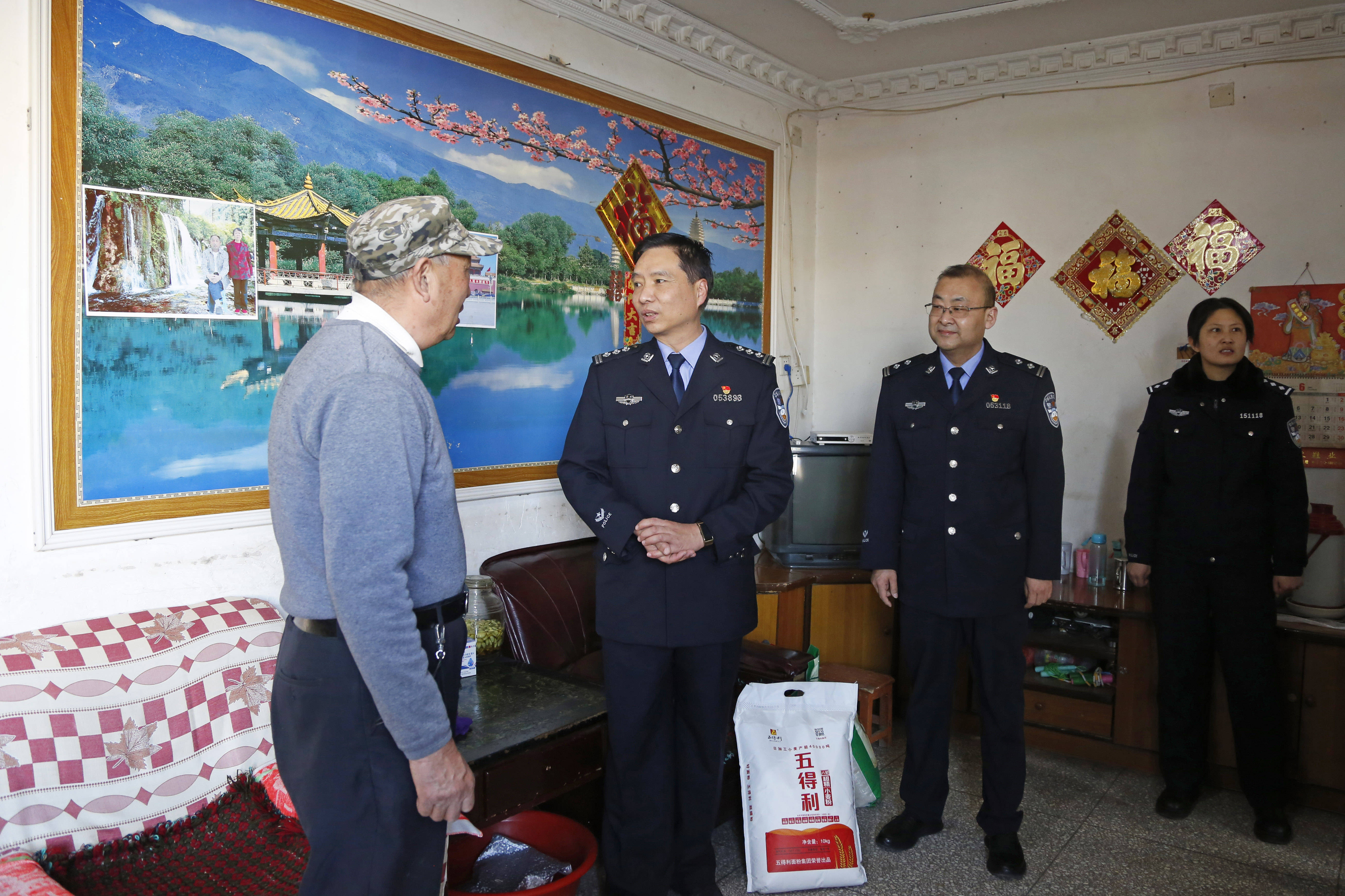 李奇志局长首先来到义马市公安局分包的困难户安国伟,孟书祥,孙玉子