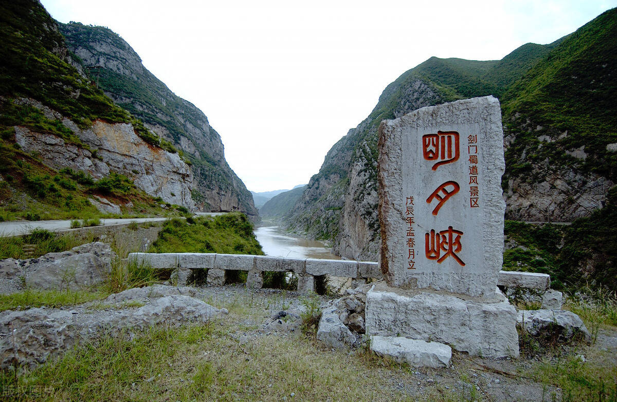 千百年来,人们为了打通蜀地的道路,明月峡栈道,伸手可触白云