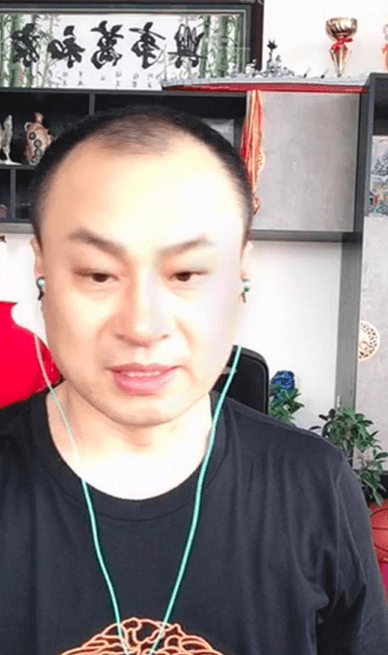 "王老七"小12岁娇妻怀2胎?紧身裙大肚隆起,助老公捞金