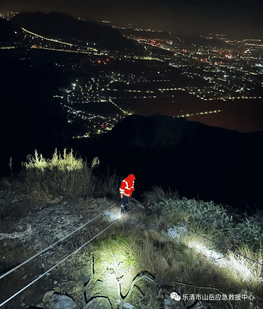 乐清白象茗山汽车坠崖,找到遇难者遗体