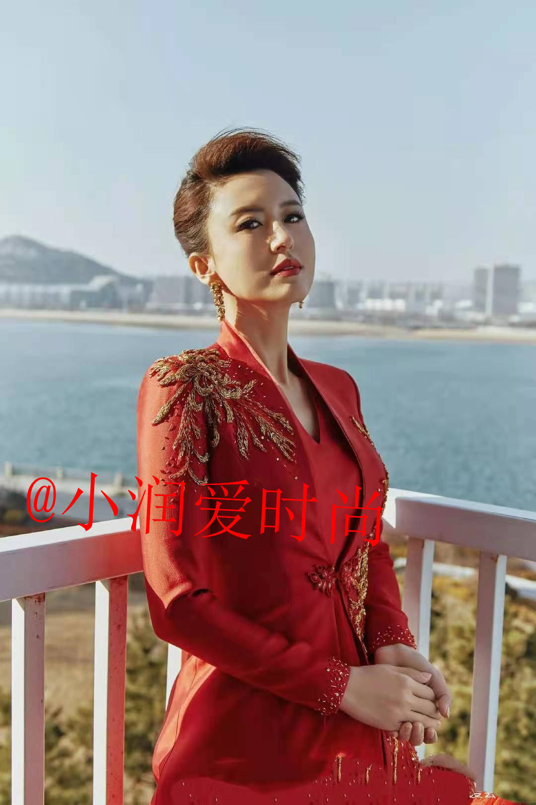 张蕾穿中国红礼服主持春晚,端庄大方不俗气,配上盘发发型好高贵