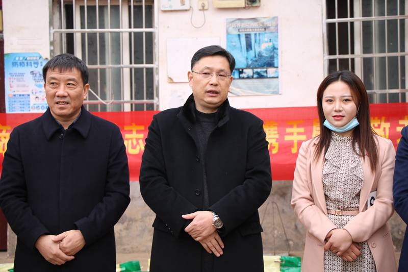 潢川县政府副县长李浩,县政协副主席李成强看望慰问敬老院老人