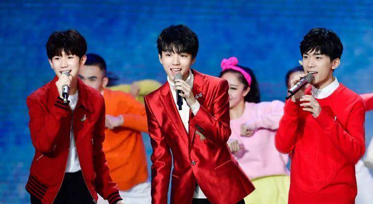 tfboys2021央视春晚照片,2021央视春晚 2021六上春晚,tfboys回忆杀,你最记得哪一年?