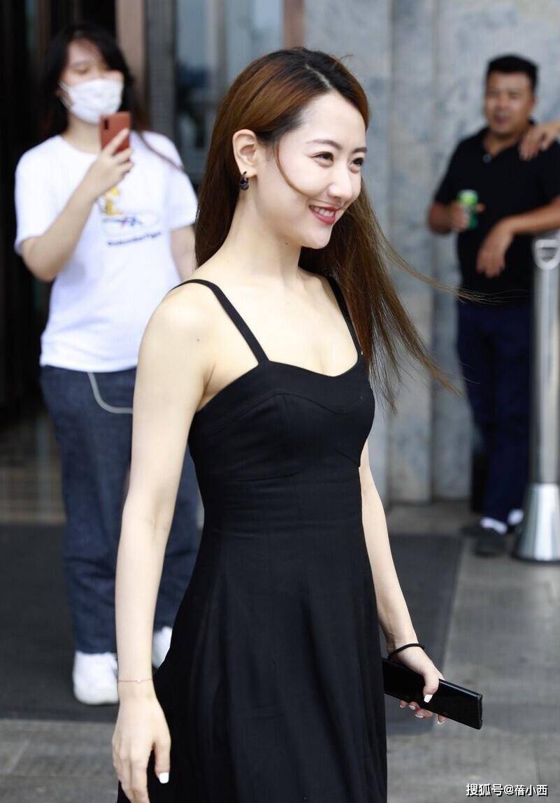 原创白冰罕见"清凉"穿搭,单穿黑色吊带连衣裙,天生丽质真让人羡慕