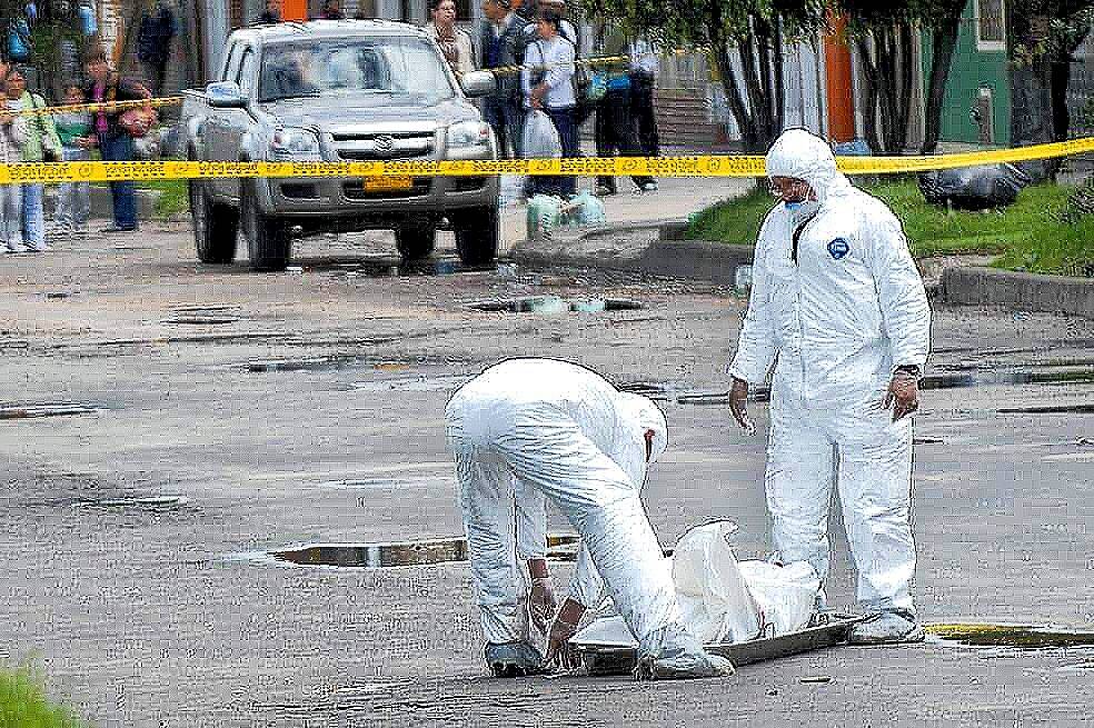 原创美女当街被射成马蜂窝,19岁表弟参加完她的葬礼也被枪杀