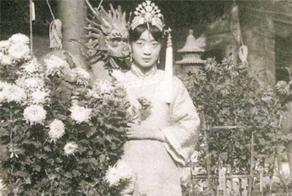 祁继忠出国后,不甘寂寞的婉蓉和另外一个贴身侍卫李体育暧昧不清,溥仪