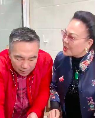 杨少华儿媳妇罕现身,戴满奢侈珠宝打扮富贵,厨房简陋狭小差距大_杨议