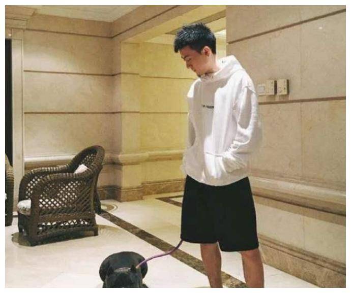 富二代秦奋一身打扮多少钱?网友:他那根烟我一个月工资都买不起