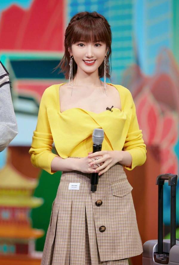 毛晓彤好身材藏不住,身穿土黄色旗袍配低马尾,尽显成熟的女人味